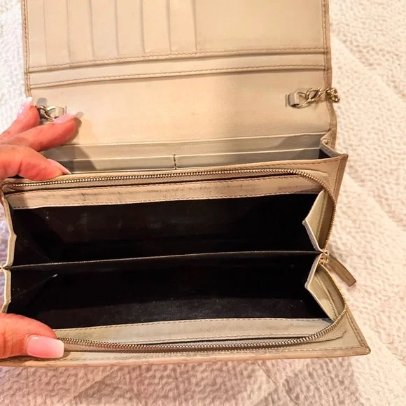 Gucci Beige Embossed Leather Clutch - Picture 8 of 10